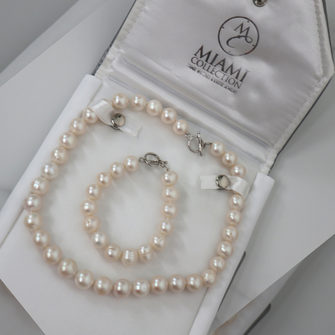 White Pearls Collar