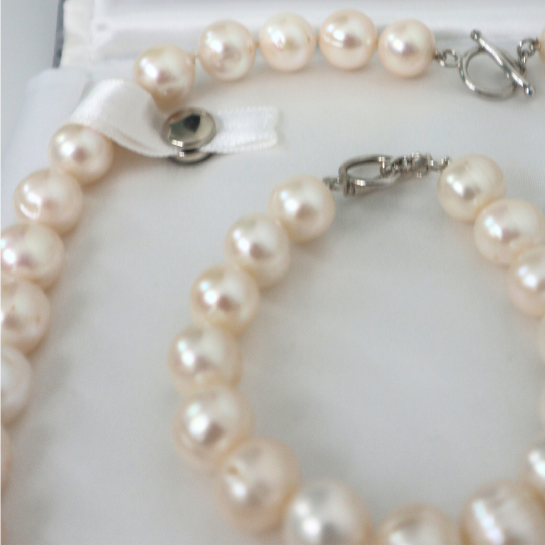 White Pearls Collar